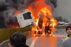 Otoyolda bariyere çarpan TIR, alev alev yandı