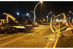 Refüjdeki reklam panosuna çarpan otomobilin sürücüsü 2.93 promil alkollü çıktı