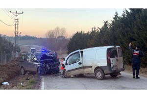 Tekirdağ’da iki hafif ticari araç çarpıştı; 4 yaralı
