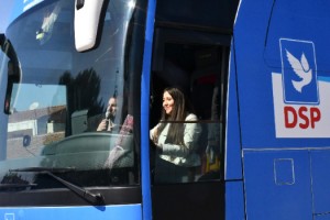 Belediye başkan adayı Betül, seçim otobüsünü kendisi kullanıyor