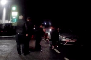 Otomobil ile yaralının üzerinden geçip; yardım edene de çarptı; o anlar kamerada