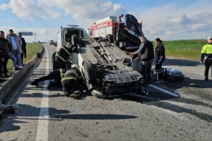 Refüje çarparak takla atan otomobilin sürücüsü yaralandı