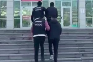 Taksinin motor kısmında ele geçirilen uyuşturucuya 2 tutuklama