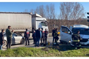 Tekirdağ'da TIR'ın, ışıkta bekleyen minibüse çarptığı kazada 5 kişi yaralandı