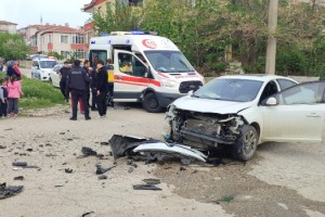14 yaşındaki çocuk, babasından izinsiz aldığı otomobille 2 araca çarptı: 3 yaralı