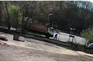 Alkollü sürücünün kullandığı kamyonun çarptığı bisikletli ağır yaralandı