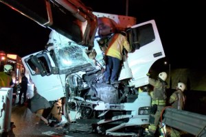 Kuzey Marmara Otoyolu'nda TIR kargo kamyonuna çarptı: 2 yaralı