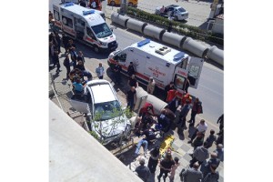 Otomobilin kaldırımda çaptığı yaya öldü