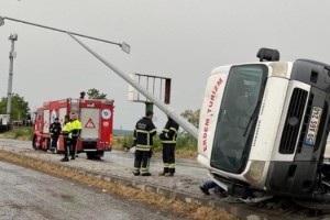 Tekirdağ’da lastiği patlayan servis minibüsü devrildi: 7 yaralı