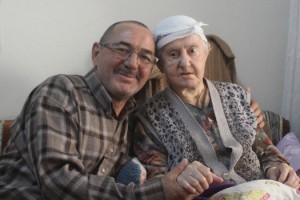 61 yaşındaki emekli öğretmen, 87 yaşındaki engelli annesine bakıyor