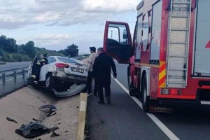 Bariyere çarpan otomobilin sürücüsü yaralandı