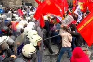 Eylemciler polise damacana ile vurdu