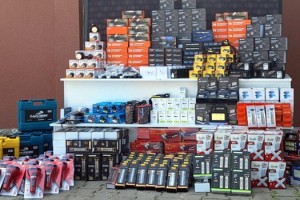 Kırklareli'nde kaçak elektronik eşya ve içki ele geçirildi