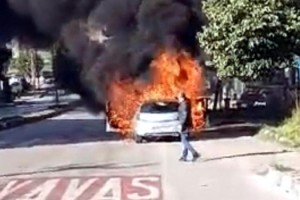 Malkara'da seyir halinde alev alan otomobil yandı