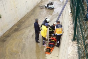 Şarköy'de elektrikli bisikletiyle nehir yatağına düşen kadın, yaralandı