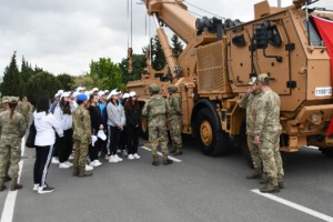 Tekirdağ'da lise öğrencileri, kışlada ağırlandı