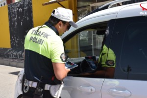 Batman'da polisten bayram öncesi sürücülere bilgilendirme çalışması