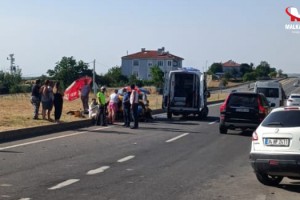 Keşan'd taksiyle otomobil çarpıştı; yaralanan 6 kişi, plaj şemsiyeleriyle güneşten korundu