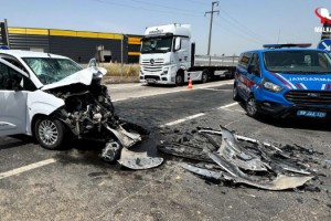 Kırmızıda geçip kamyona çarpan hafif ticari aracın sürücüsü öldü