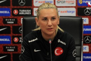 Necla Güngör Kıragası: Azerbaycan'ı yenip, play-off'ları garantilemek istiyoruz