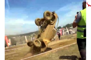 Off-road aracı yarışta takla attı