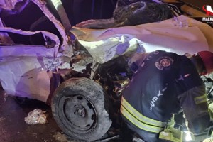 Otomobil, bariyerlere çarptı: 2 ölü