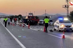 Otomobiller çarpıştı; 4 ölü, 2 bebek yaralı