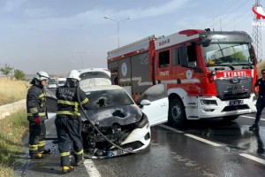 Seyir halindeki otomobil yandı