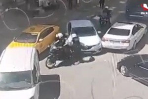 Sürücüsünün ‘Dur’ ihtarına uymadığı otomobilin çarptığı polis yaralandı; olay kamerada