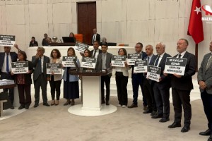 TBMM Genel Kurulu'nda DEM Partili milletvekilleri kürsüyü işgal etti