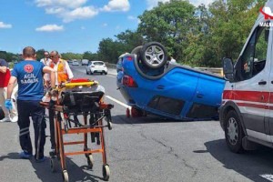 TEM'de otomobil devrildi: 1'i çocuk 5 yaralı