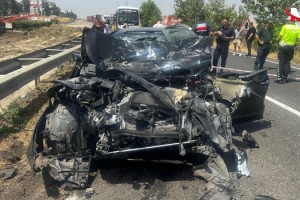 TIR ile çarpışan otomobilin sürücüsü öldü; kaza kamerada