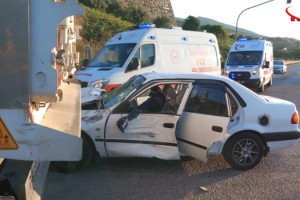 TIR'a çarpan otomobildeki 4 kişi yaralandı