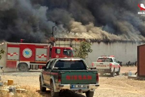 Depodaki 10 bin balya saman yandı