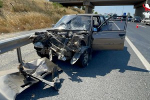 İş makinesine çarpan otomobilin sürücüsü yaralandı