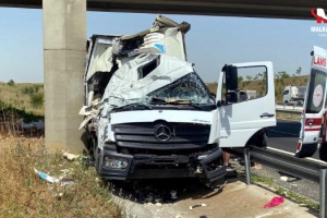 Köprünün beton ayağına çarpan kamyonetin sürücüsü yaralandı