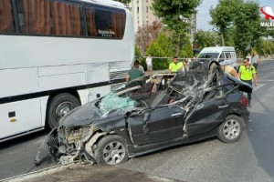 Otobüse çarpan otomobilin sürücüsü ağır yaralandı