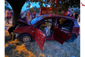 Otomobil, ağaca çarptı: 1'i bebek 2 ölü, 4'ü çocuk 6 yaralı