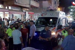 Otomobil, kıraathane önünde oturanların arasına daldı; 11 yaralı