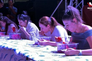 Şenlikte 2 kilo karpuzu yemek için mücadele ettiler