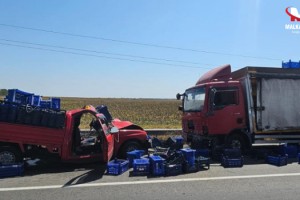 Kamyonetler çarpıştı; 1 ölü