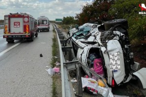 Bariyere çarpan otomobilde 4 kişi yaralandı