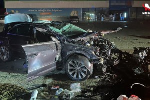 Bariyerlere çarpan otomobilin motoru koptu: 1’i ağır 2 yaralı