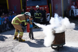 Minik öğrenciler itfaiyeciliği öğrendi