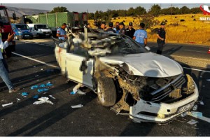 Otomobil, kamyonun altına girdi; 2 kardeş öldü, 8 kişi yaralandı