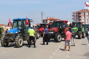 Polis, izinsiz çiftçi eylemi için ilçe merkezine giren traktörleri durdurdu