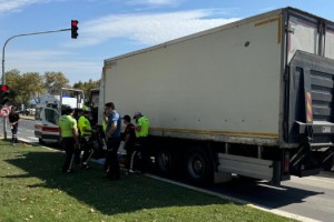 Yolun karşısına geçerken kamyonun çarptığı yaya öldü