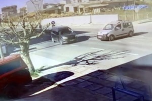 15 yaşındaki sürücünün seyir halinde ve park halindeki araçlara çarptığı kaza kamerada