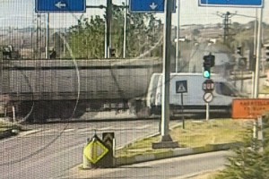 Kırmızıda geçen TIR'ın çarptığı minibüsün sürücüsü yaralandı