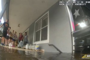 Milton Kasırgası nedeniyle evlerinde mahsur kalan aileyi polis kurtardı